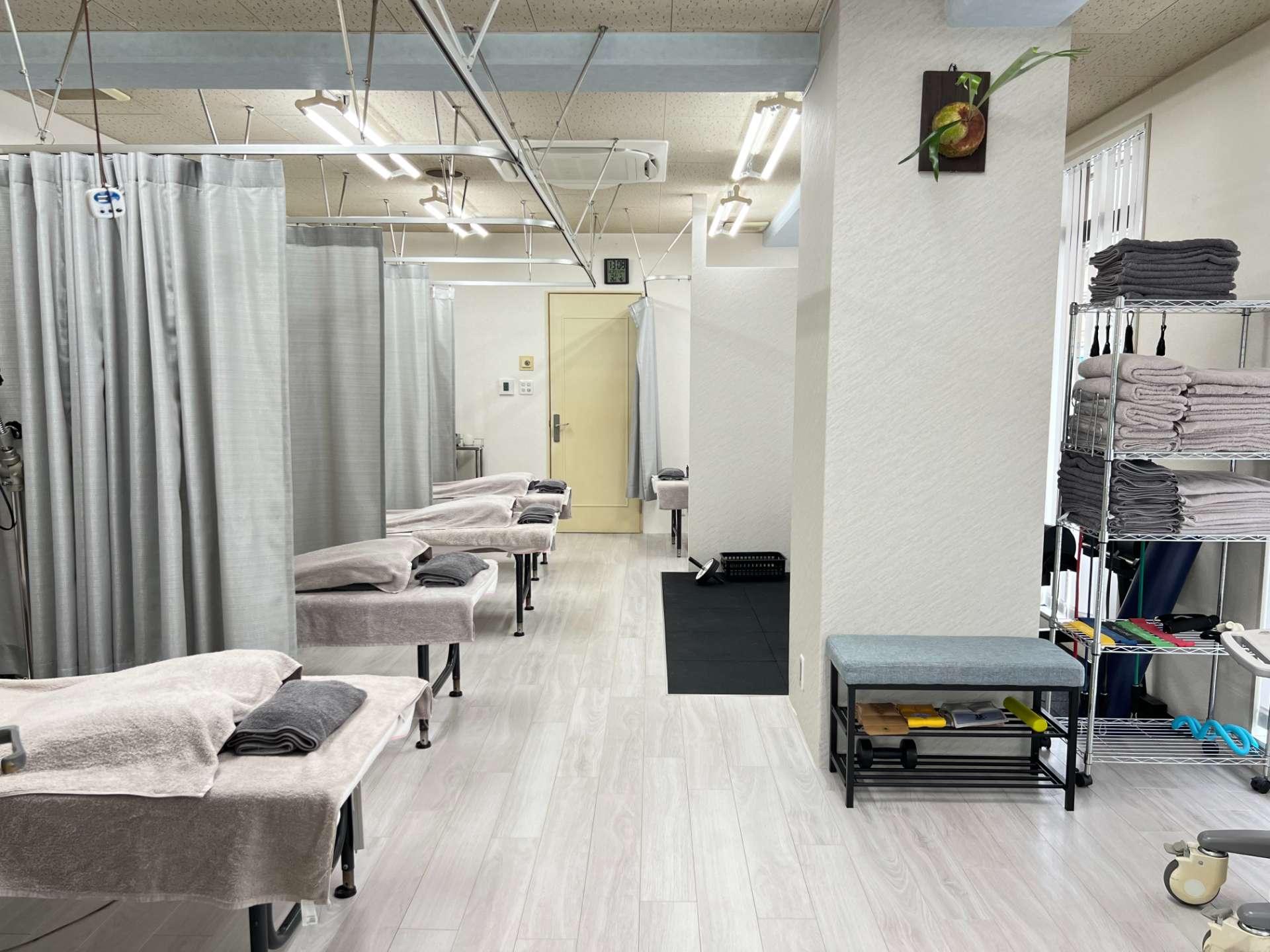 施術をする整体師